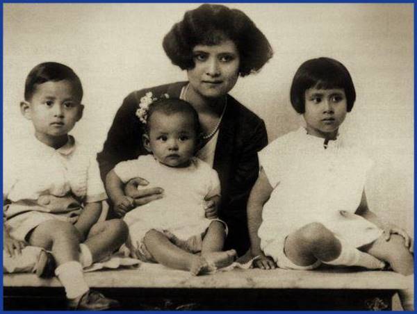 เรื่องเล่าของพ่อ ในหลวง ร.9 ทรงตรัสถาม สมเด็จย่า สมัยวัยเยาว์ เรื่องเล่าของพ่อ ในหลวง ร.9 ทรงตรัสถาม สมเด็จย่า สมัยวัยเยาว์