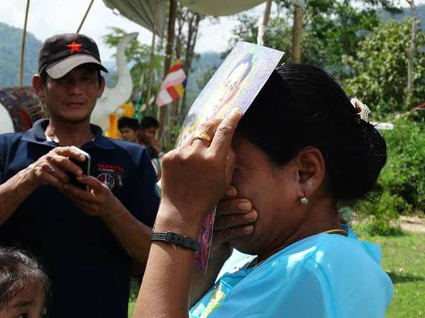 ชาวพม่าร่ำไห้ถวายอาลัย ในหลวง ร.9 ชาวพม่าร่ำไห้ถวายอาลัย ในหลวง ร.9