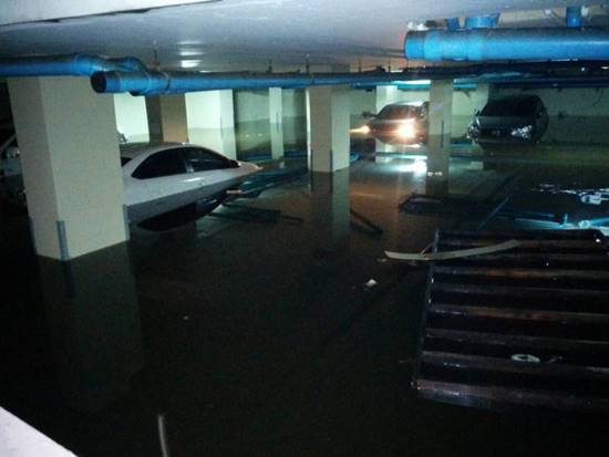 สาวร้องคอนโดปัดความรับผิดชอบ หลังน้ำท่วมลานจอดรถจมมิดครึ่งคัน สาวร้องคอนโดปัดความรับผิดชอบ หลังน้ำท่วมลานจอดรถจมมิดครึ่งคัน