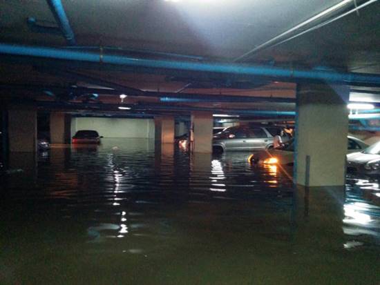 สาวร้องคอนโดปัดความรับผิดชอบ หลังน้ำท่วมลานจอดรถจมมิดครึ่งคัน สาวร้องคอนโดปัดความรับผิดชอบ หลังน้ำท่วมลานจอดรถจมมิดครึ่งคัน