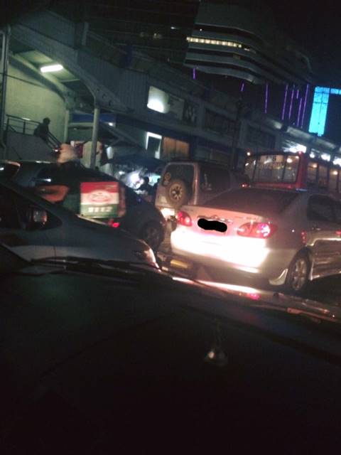 มหากาพย์รถติด 5 ชั่วโมง สาวทนหิวไม่ไหว สั่งพิซซ่ากลางถนนซะเลย !! มหากาพย์รถติด 5 ชั่วโมง สาวทนหิวไม่ไหว สั่งพิซซ่ากลางถนนซะเลย !!