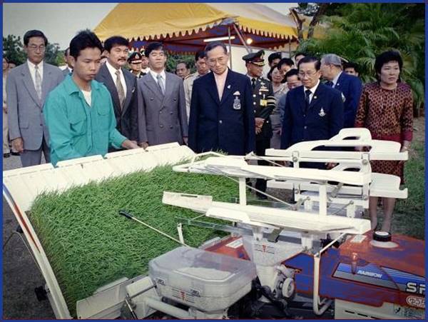 15 ภาพ ในหลวง รัชกาลที่ 9 ทรงปฏิบัติพระราชกรณียกิจ เพื่อพสกนิกรชาวไทย 15 ภาพ ในหลวง รัชกาลที่ 9 ทรงปฏิบัติพระราชกรณียกิจ เพื่อพสกนิกรชาวไทย