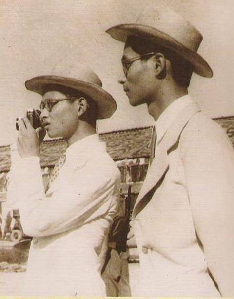 ภาพอบอุ่น.. ความสนิทสนมของพี่ชายน้องชาย รัชกาลที่ 8 กับรัชกาลที่ 9 ภาพอบอุ่น.. ความสนิทสนมของพี่ชายน้องชาย รัชกาลที่ 8 กับรัชกาลที่ 9