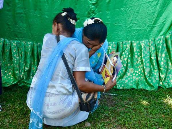 ชาวพม่าร่ำไห้ถวายอาลัย ในหลวง ร.9 ชาวพม่าร่ำไห้ถวายอาลัย ในหลวง ร.9