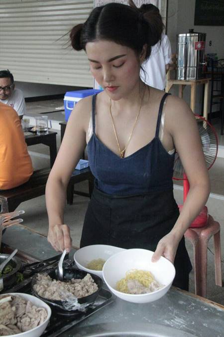 จัดว่าเด็ด ! แม่ค้าขายก๋วยเตี๋ยวสุดแซ่บ หนุ่มลำพูนแห่อุดหนุนแน่นร้าน จัดว่าเด็ด ! แม่ค้าขายก๋วยเตี๋ยวสุดแซ่บ หนุ่มลำพูนแห่อุดหนุนแน่นร้าน