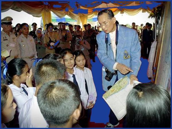 15 ภาพ ในหลวง รัชกาลที่ 9 ทรงปฏิบัติพระราชกรณียกิจ เพื่อพสกนิกรชาวไทย 15 ภาพ ในหลวง รัชกาลที่ 9 ทรงปฏิบัติพระราชกรณียกิจ เพื่อพสกนิกรชาวไทย