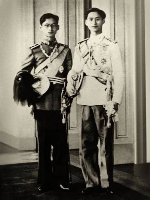 ภาพอบอุ่น.. ความสนิทสนมของพี่ชายน้องชาย รัชกาลที่ 8 กับรัชกาลที่ 9 ภาพอบอุ่น.. ความสนิทสนมของพี่ชายน้องชาย รัชกาลที่ 8 กับรัชกาลที่ 9