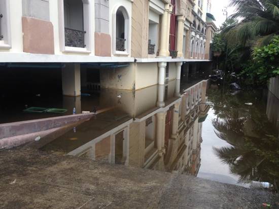 สาวร้องคอนโดปัดความรับผิดชอบ หลังน้ำท่วมลานจอดรถจมมิดครึ่งคัน สาวร้องคอนโดปัดความรับผิดชอบ หลังน้ำท่วมลานจอดรถจมมิดครึ่งคัน