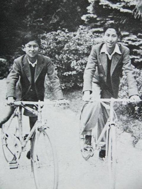 ภาพอบอุ่น.. ความสนิทสนมของพี่ชายน้องชาย รัชกาลที่ 8 กับรัชกาลที่ 9 ภาพอบอุ่น.. ความสนิทสนมของพี่ชายน้องชาย รัชกาลที่ 8 กับรัชกาลที่ 9