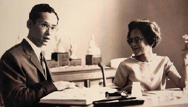 เมื่อข้าพเจ้าจากสยามมาสู่สวิสเซอร์แลนด์...พระราชนิพนธ์ ฉบับแรกของ ในหลวง ร. 9 เมื่อข้าพเจ้าจากสยามมาสู่สวิสเซอร์แลนด์...พระราชนิพนธ์ ฉบับแรกของ ในหลวง ร. 9