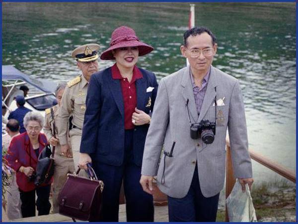 15 ภาพ ในหลวง รัชกาลที่ 9 ทรงปฏิบัติพระราชกรณียกิจ เพื่อพสกนิกรชาวไทย 15 ภาพ ในหลวง รัชกาลที่ 9 ทรงปฏิบัติพระราชกรณียกิจ เพื่อพสกนิกรชาวไทย