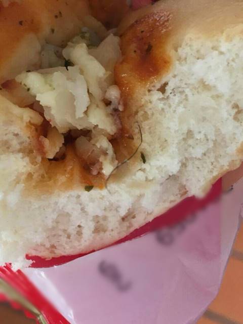 สาวผงะ ! ซื้อขนมปังมาทาน กลับพบวัตถุประหลาดอยู่ในไส้ สาวผงะ ! ซื้อขนมปังมาทาน กลับพบวัตถุประหลาดอยู่ในไส้สาวผงะ ! ซื้อขนมปังมาทาน กลับพบวัตถุประหลาดอยู่ในไส้