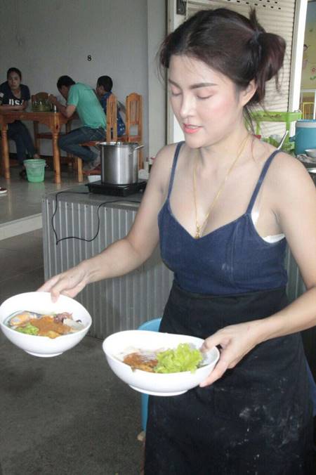 จัดว่าเด็ด ! แม่ค้าขายก๋วยเตี๋ยวสุดแซ่บ หนุ่มลำพูนแห่อุดหนุนแน่นร้าน จัดว่าเด็ด ! แม่ค้าขายก๋วยเตี๋ยวสุดแซ่บ หนุ่มลำพูนแห่อุดหนุนแน่นร้าน