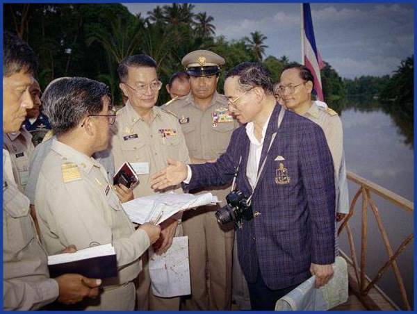 15 ภาพ ในหลวง รัชกาลที่ 9 ทรงปฏิบัติพระราชกรณียกิจ เพื่อพสกนิกรชาวไทย 15 ภาพ ในหลวง รัชกาลที่ 9 ทรงปฏิบัติพระราชกรณียกิจ เพื่อพสกนิกรชาวไทย
