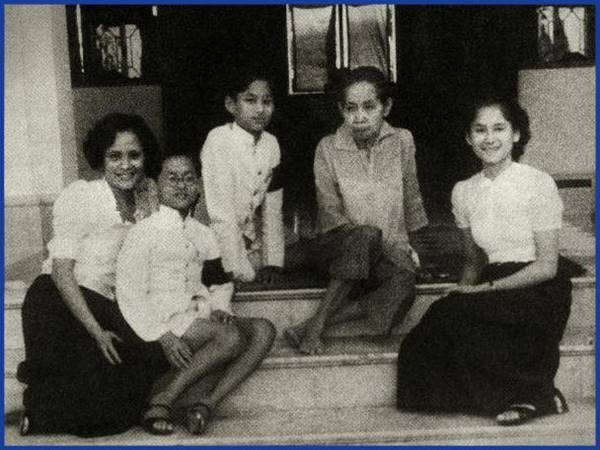 สมเด็จย่า ทรงเล่าถึงข้อแตกต่างในวัยเยาว์ของ ในหลวง ร.8 และ ร.9 สมเด็จย่า ทรงเล่าถึงข้อแตกต่างในวัยเยาว์ของ ในหลวง ร.8 และ ร.9