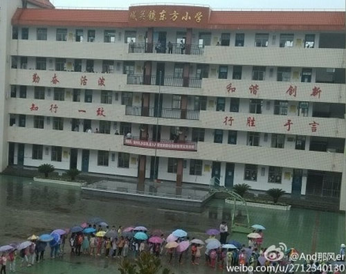 พ่อจีนคลั่งแทงเด็กนักเรียนดับ 3 ราย ระบายแค้นลูกสาวถูกไล่ออก พ่อจีนคลั่งแทงเด็กนักเรียนดับ 3 ราย ระบายแค้นลูกสาวถูกไล่ออก