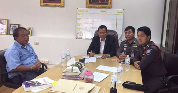 แท็กซี่สุวรรณภูมิ คิดค่าโดยสารฝรั่ง 6,000 จ๋อย ! โดนปรับแล้ว จ่าย 3,000 บาท แท็กซี่สุวรรณภูมิ คิดค่าโดยสารฝรั่ง 6,000 จ๋อย ! โดนปรับแล้ว จ่าย 3,000 บาท