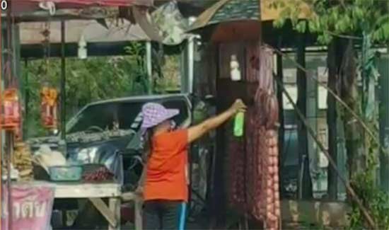 แชร์ว่อน ! ภาพแม่ค้าพ่นสเปรย์ใส่หม่ำ ไม่ใช่ยาฆ่าแมลง ที่แท้เป็นสเปรย์มะกอก แชร์ว่อน ! ภาพแม่ค้าพ่นสเปรย์ใส่หม่ำ ไม่ใช่ยาฆ่าแมลง ที่แท้เป็นสเปรย์มะกอก