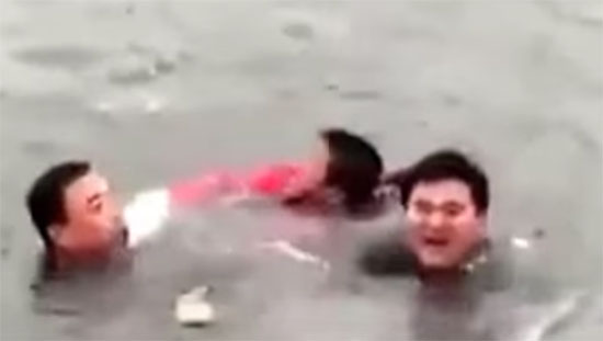 เกือบไม่รอด เด็กชายติดแหง็กกลางทะเลสาบน้ำแข็ง เกือบไม่รอด เด็กชายติดแหง็กกลางทะเลสาบน้ำแข็ง