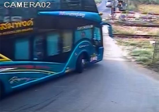 คลิปนาทีชีวิต รถไฟชนรถทัวร์ ฝุ่นตลบ พบที่เกิดเหตุไร้ไม้กั้นรถไฟ คลิปนาทีชีวิต รถไฟชนรถทัวร์ ฝุ่นตลบ พบที่เกิดเหตุไร้ไม้กั้นรถไฟ