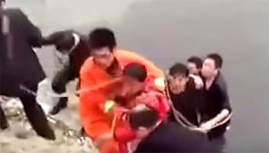 เกือบไม่รอด เด็กชายติดแหง็กกลางทะเลสาบน้ำแข็ง เกือบไม่รอด เด็กชายติดแหง็กกลางทะเลสาบน้ำแข็ง