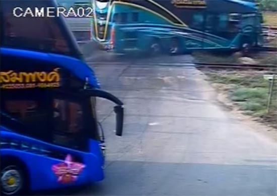 คลิปนาทีชีวิต รถไฟชนรถทัวร์ ฝุ่นตลบ พบที่เกิดเหตุไร้ไม้กั้นรถไฟ คลิปนาทีชีวิต รถไฟชนรถทัวร์ ฝุ่นตลบ พบที่เกิดเหตุไร้ไม้กั้นรถไฟ