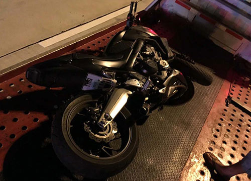 ดีเจเวียร์ ควบบิ๊กไบค์คว่ำดับ ร่างกระแทกราวเหล็กกั้นทาง คอ-ซี่โครงหัก ดีเจเวียร์ ควบบิ๊กไบค์คว่ำดับ ร่างกระแทกราวเหล็กกั้นทาง คอ-ซี่โครงหัก