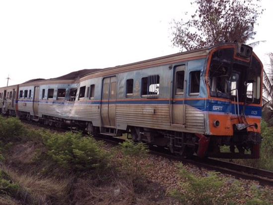 รถทัวร์ชนรถไฟสนั่น สภาพเละอย่างหนัก มีผู้เสียชีวิตแล้ว 1 ราย รถทัวร์ชนรถไฟสนั่น สภาพเละอย่างหนัก มีผู้เสียชีวิตแล้ว 1 ราย
