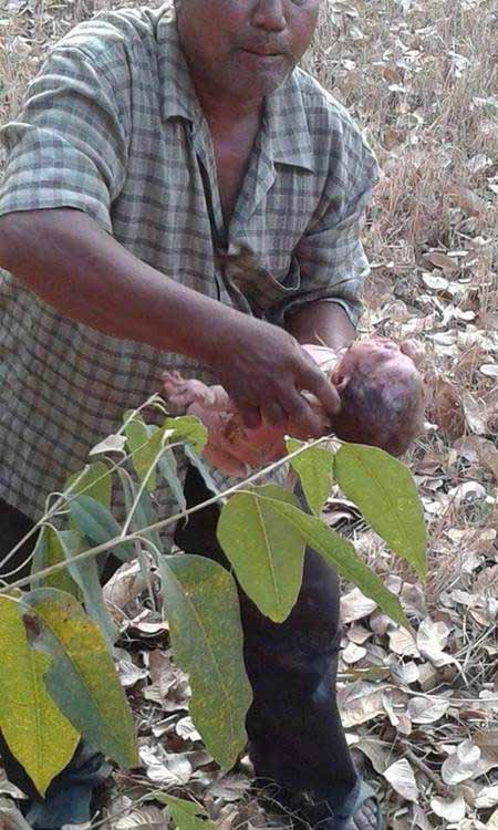 แม่ใจทมิฬฝังทารกน้อยทั้งเป็น ชาวบ้านผ่านมาเห็น-ช่วยรอดปาฏิหาริย์ แม่ใจทมิฬฝังทารกน้อยทั้งเป็น ชาวบ้านผ่านมาเห็น-ช่วยรอดปาฏิหาริย์