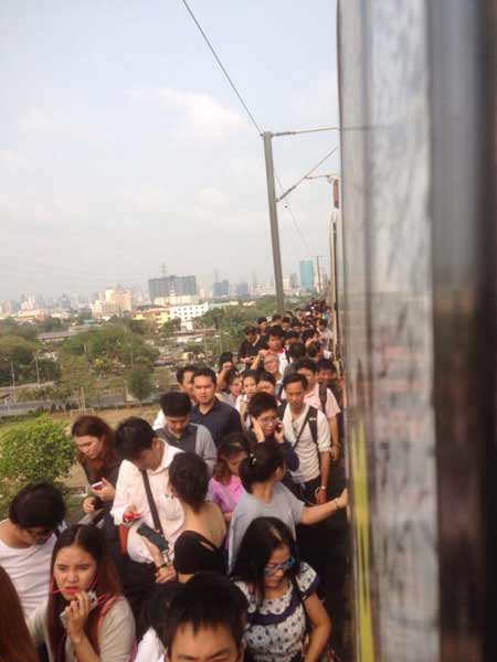 แอร์พอร์ตลิงค์ขาเข้าก่อนถึงสถานีรามคำแหง รถไฟติดค้าง แอร์พอร์ตลิงค์ขาเข้าก่อนถึงสถานีรามคำแหง รถไฟติดค้าง