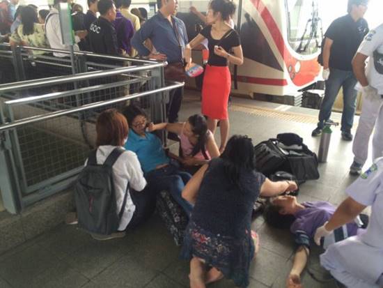 รถไฟฟ้าแอร์พอร์ตลิงก์ ขัดข้อง ผู้โดยสารจำนวนมากต้องลงกลางราง รถไฟฟ้าแอร์พอร์ตลิงก์ ขัดข้อง ผู้โดยสารจำนวนมากต้องลงกลางราง