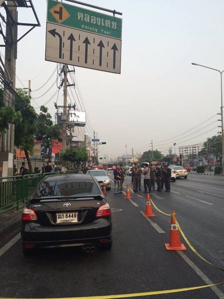 อุกอาจ กระหน่ำยิงเก๋ง 7 นัดซ้อน กลางแยกคลองเตย คนขับสาหัส อุกอาจ กระหน่ำยิงเก๋ง 7 นัดซ้อน กลางแยกคลองเตย คนขับสาหัส