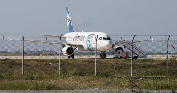 เผยแล้ว คนร้ายจี้เครื่องบินอียิปต์แอร์ เป็นศาสตราจารย์มหาวิทยาลัย เผยแล้ว คนร้ายจี้เครื่องบินอียิปต์แอร์ เป็นศาสตราจารย์มหาวิทยาลัย