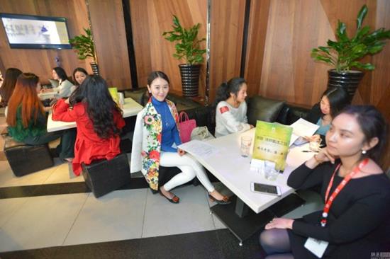 อาหมวยกว่า 300 ชีวิตแห่เข้าแข่งขัน เฟ้นหาผู้ชนะไปเดทมหาเศรษฐีดูไบ ! อาหมวยกว่า 300 ชีวิตแห่เข้าแข่งขัน เฟ้นหาผู้ชนะไปเดทมหาเศรษฐีดูไบ !