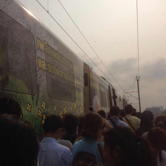 แอร์พอร์ตลิงค์ขาเข้าก่อนถึงสถานีรามคำแหง รถไฟติดค้าง แอร์พอร์ตลิงค์ขาเข้าก่อนถึงสถานีรามคำแหง รถไฟติดค้าง