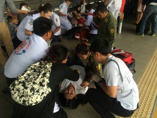 รถไฟฟ้าแอร์พอร์ตลิงก์ ขัดข้อง ผู้โดยสารจำนวนมากต้องลงกลางราง รถไฟฟ้าแอร์พอร์ตลิงก์ ขัดข้อง ผู้โดยสารจำนวนมากต้องลงกลางรางรถไฟฟ้าแอร์พอร์ตลิงก์ ขัดข้อง ผู้โดยสารจำนวนมากต้องลงกลางราง