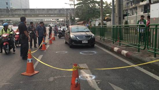 อุกอาจ กระหน่ำยิงเก๋ง 7 นัดซ้อน กลางแยกคลองเตย คนขับสาหัส อุกอาจ กระหน่ำยิงเก๋ง 7 นัดซ้อน กลางแยกคลองเตย คนขับสาหัส