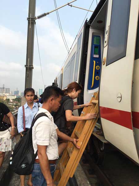 รถไฟฟ้าแอร์พอร์ต เรล ลิงก์ ขัดข้อง ผู้โดยสารจำนวนมากต้องลงกลางราง รถไฟฟ้าแอร์พอร์ต เรล ลิงก์ ขัดข้อง ผู้โดยสารจำนวนมากต้องลงกลางราง