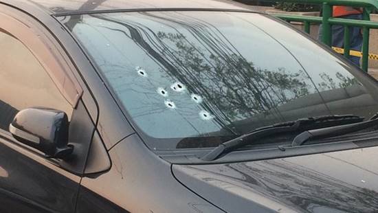 อุกอาจ กระหน่ำยิงเก๋ง 7 นัดซ้อน กลางแยกคลองเตย คนขับสาหัส อุกอาจ กระหน่ำยิงเก๋ง 7 นัดซ้อน กลางแยกคลองเตย คนขับสาหัส