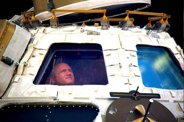 นักบินอวกาศผู้ทุบสถิติอยู่บนอวกาศนานสุดในโลก กลับถึงโลกแล้ว นักบินอวกาศผู้ทุบสถิติอยู่บนอวกาศนานสุดในโลก กลับถึงโลกแล้ว