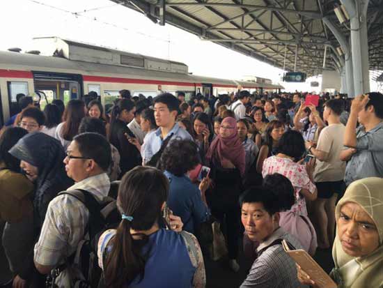 รถไฟฟ้าแอร์พอร์ต เรล ลิงก์ ขัดข้อง ผู้โดยสารจำนวนมากต้องลงกลางราง รถไฟฟ้าแอร์พอร์ต เรล ลิงก์ ขัดข้อง ผู้โดยสารจำนวนมากต้องลงกลางราง