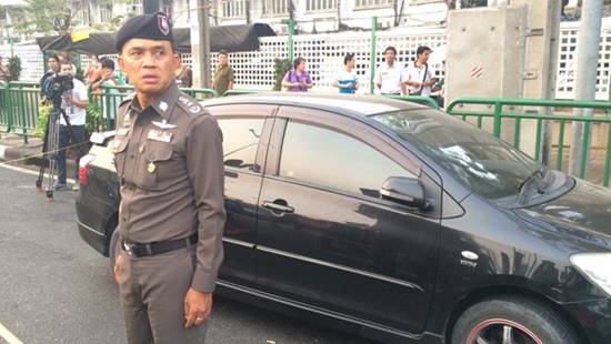 อุกอาจ กระหน่ำยิงเก๋ง 7 นัดซ้อน กลางแยกคลองเตย คนขับสาหัส อุกอาจ กระหน่ำยิงเก๋ง 7 นัดซ้อน กลางแยกคลองเตย คนขับสาหัส