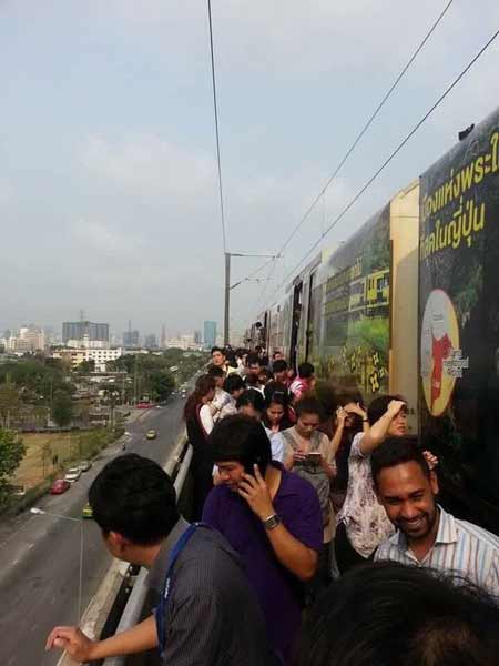 รถไฟฟ้าแอร์พอร์ต เรล ลิงก์ ขัดข้อง ผู้โดยสารจำนวนมากต้องลงกลางราง รถไฟฟ้าแอร์พอร์ต เรล ลิงก์ ขัดข้อง ผู้โดยสารจำนวนมากต้องลงกลางราง