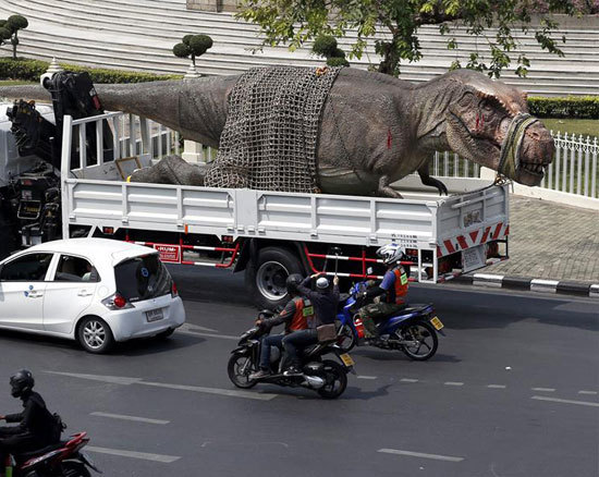 จ่อเรียกเสียค่าปรับ หุ่นไดโนเสาร์จำลองทำการจราจรติดขัด-คนแห่เซลฟี่ จ่อเรียกเสียค่าปรับ หุ่นไดโนเสาร์จำลองทำการจราจรติดขัด-คนแห่เซลฟี่