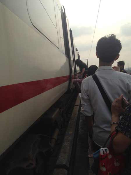 รถไฟฟ้าแอร์พอร์ตลิงก์ ขัดข้อง ผู้โดยสารจำนวนมากต้องลงกลางราง รถไฟฟ้าแอร์พอร์ตลิงก์ ขัดข้อง ผู้โดยสารจำนวนมากต้องลงกลางราง