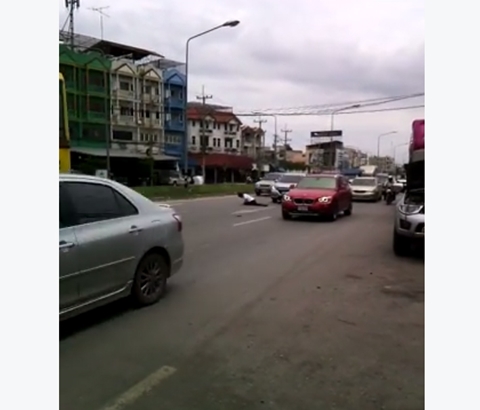 หนุ่มเมาแล้วเพี้ยน ยืนจังก้ากลางถนนให้รถเมล์ชน หนุ่มเมาแล้วเพี้ยน ยืนจังก้ากลางถนนให้รถเมล์ชน