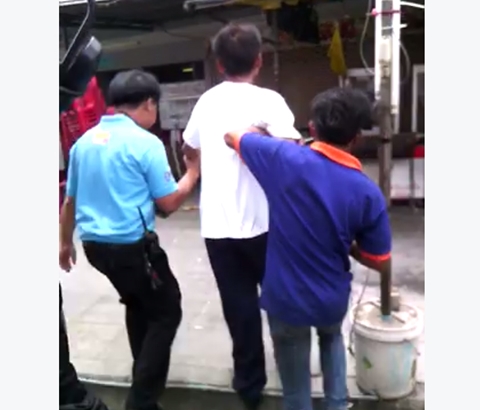 หนุ่มเมาแล้วเพี้ยน ยืนจังก้ากลางถนนให้รถเมล์ชน หนุ่มเมาแล้วเพี้ยน ยืนจังก้ากลางถนนให้รถเมล์ชน