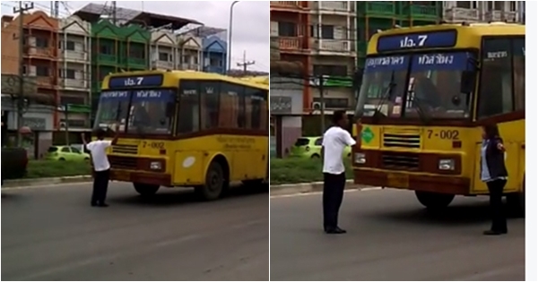 หนุ่มเมาแล้วเพี้ยน ยืนจังก้ากลางถนนให้รถเมล์ชน-ทำการจราจรติดขัด (มีคลิป) หนุ่มเมาแล้วเพี้ยน ยืนจังก้ากลางถนนให้รถเมล์ชน-ทำการจราจรติดขัด (มีคลิป)