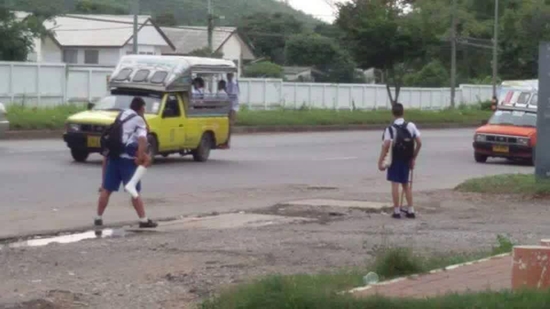 ภาพประทับใจ หนุ่มน้อยแบกเพื่อนขาเจ็บขึ้นหลัง.. เราจะไม่ทิ้งกัน ภาพประทับใจ หนุ่มน้อยแบกเพื่อนขาเจ็บขึ้นหลัง.. เราจะไม่ทิ้งกัน