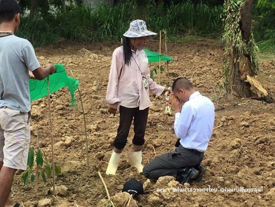 ภาพหนุ่มนักเรียนตำรวจ ก้มกราบเท้าพ่อแม่ ภาพหนุ่มนักเรียนตำรวจ ก้มกราบเท้าพ่อแม่